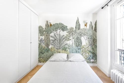 - une chambre ornée d'une fresque murale représentant des plantes dans l'établissement Bosquet - Jean Nicot 1bdr by B'Your Home, à Paris