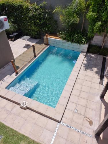 una pequeña piscina de agua azul en un patio en SLB Apart - Duplex en San Luis