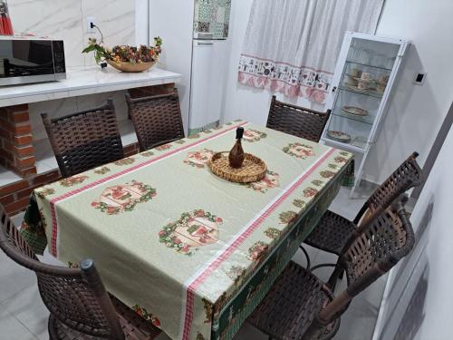 uma mesa com uma toalha de mesa com uma garrafa em GUI e LU ACOMODAÇOES em Penha