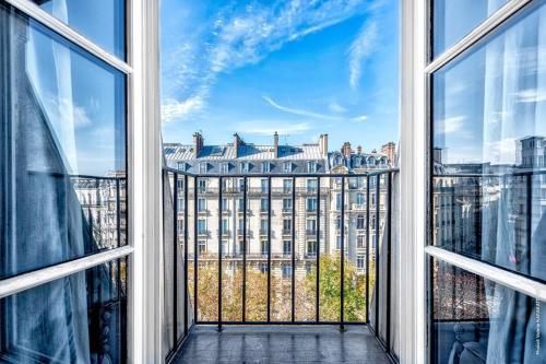 ein offenes Fenster mit Blick auf ein Gebäude in der Unterkunft Champs Elysees - Mac Mahon Studio in Paris