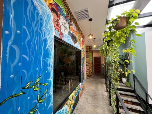 um corredor com uma parede colorida com plantas em Canova na Cidade do Panamá
