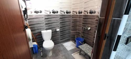 een kleine badkamer met een toilet in een kamer bij Dar Salam in Dakhla