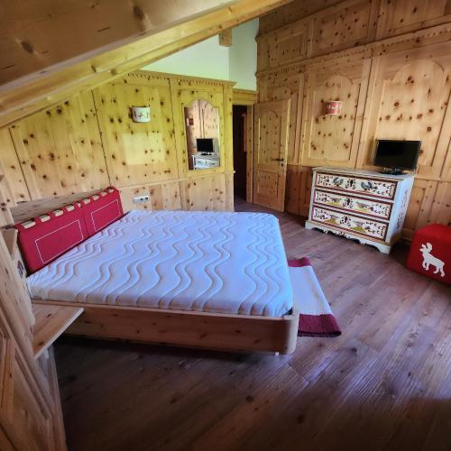 Letto o letti in una camera di Family and Wellness Residence Ciasa Antersies