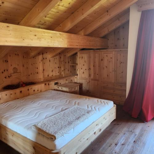 Letto o letti in una camera di Family and Wellness Residence Ciasa Antersies