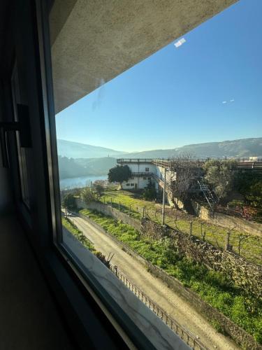 una vista desde una ventana de un camino en CasaMaeDouro1, en Peso da Régua