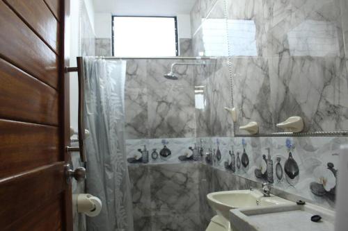 La salle de bains est pourvue d'une douche et d'un lavabo. dans l'établissement Departamento a 3 cuadras de la plaza principal, à Puerto Maldonado