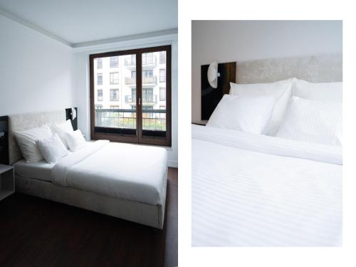 sypialnia z białym łóżkiem i oknem w obiekcie Suite Sixteen Szafarnia w Gdańsku