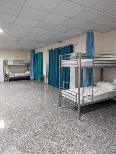 Cette chambre comprend 3 lits superposés. dans l'établissement Hoomy, à Murcie