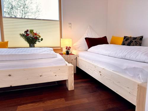 two beds sitting next to each other in a bedroom at Das Rizzi in Grössing