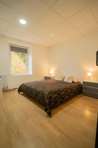 une chambre avec un lit dans une pièce avec une fenêtre dans l'établissement Maison centre ville 50m2 - Jardin - L'atlas Zen, à Challans