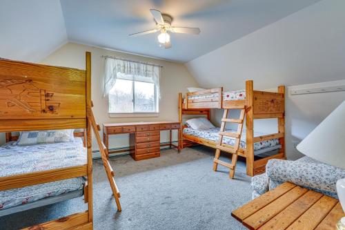 En eller flere senger på et rom på Spacious Ludlow Hideaway Less Than 1 Mi to Okemo Mountain!