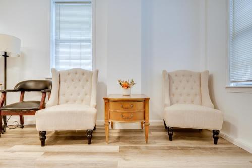 Χώρος καθιστικού στο Ludlow Townhome 3 Mi to Okemo Mountain!