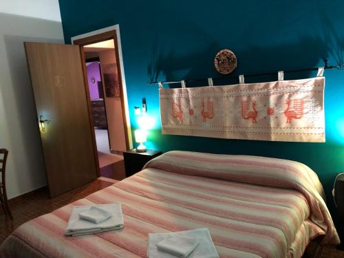 una camera con letto e parete blu di B&B Daddanca ad Ales