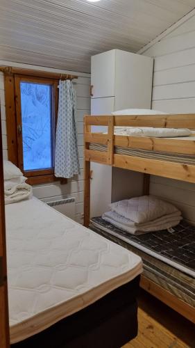 1 Schlafzimmer mit 2 Etagenbetten und einem Fenster in der Unterkunft Lomariihi 6 in Jyväskylä