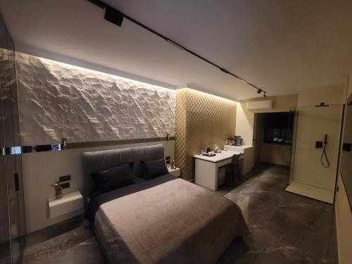 Un pat sau paturi într-o cameră la La Mirage Suites & Apartments