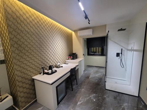 Baño con una fila de lavabos en una habitación en La Mirage Suites & Apartments en Tirana
