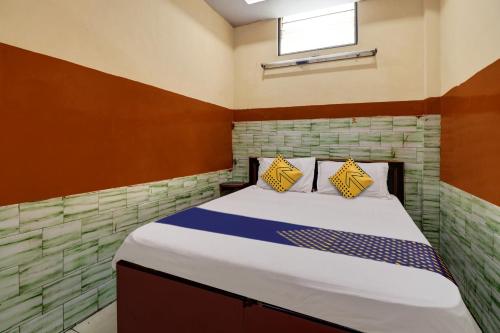 Un pat sau paturi într-o cameră la SPOT ON Hotel Swamy Lodge