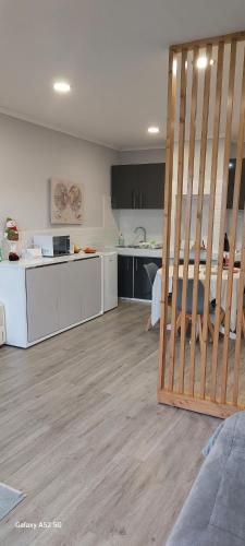 una sala de estar con una cocina y una cocina con un asterisco en Pinneapple Studio, en Ponta Delgada