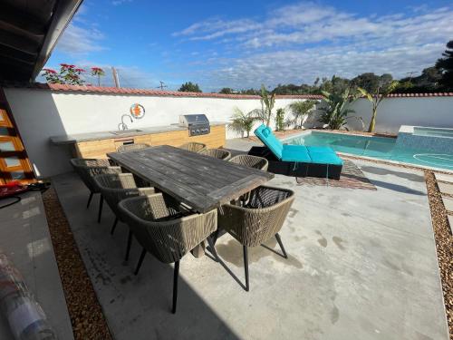 un patio con mesa y sillas junto a una piscina en Private Hacienda with Heated Pool and Spa with Amazing Views, en Del Mar