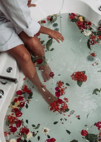 a person sitting in a sink with flowers on it at AguaMar Vichayito in Los Órganos