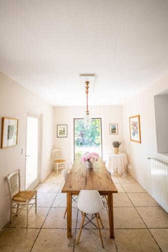 une salle à manger avec une table et des chaises en bois dans l'établissement Villa des Alpilles, à Eygalières