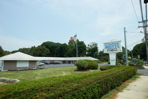 una señal de motel y una señal para un motel en Clinton Motel, en Clinton