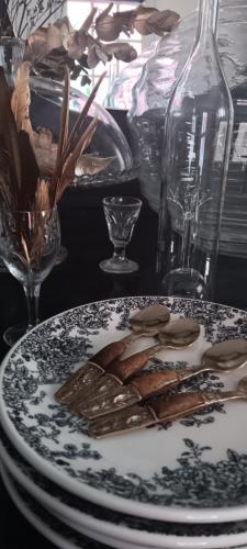 une assiette de nourriture assise sur une table avec des verres dans l'établissement La maison perchée, à Aigues-Mortes