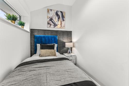 Katil atau katil-katil dalam bilik di Elegant Retreat in Cheltenham - Garden & Parking Included
