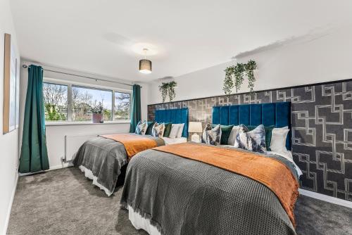 Säng eller sängar i ett rum på Expansive Getaway in Cheltenham - Sleeps 15