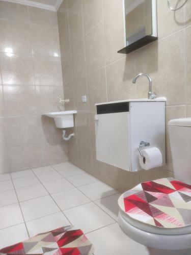 a bathroom with a toilet and a sink at Apartamento próx do centro São Bernardo do Campo in São Bernardo do Campo