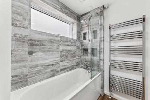 Bilik mandi di Elegant Retreat in Cheltenham - Garden & Parking Included