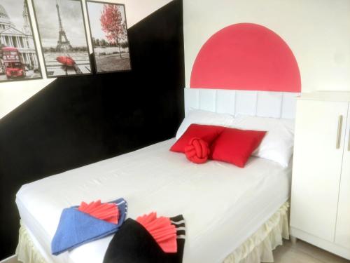 een slaapkamer met een bed met rode en blauwe kussens bij Apartamento próx do centro São Bernardo do Campo in São Bernardo do Campo