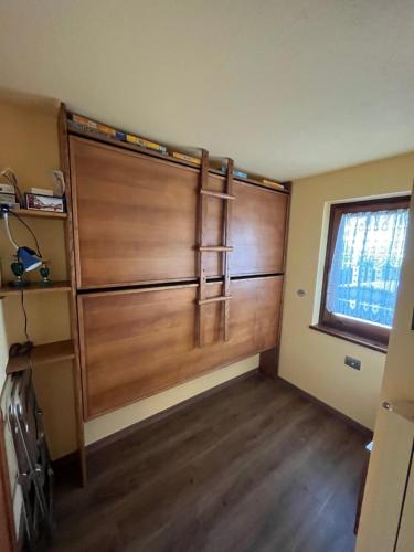 a room with a large wooden sliding door at coeur di montagna in Courmayeur