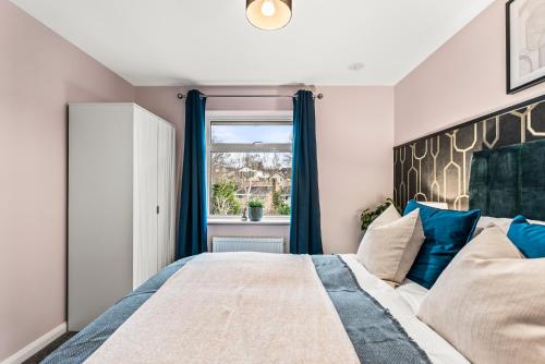 Katil atau katil-katil dalam bilik di Elegant Retreat in Cheltenham - Garden & Parking Included