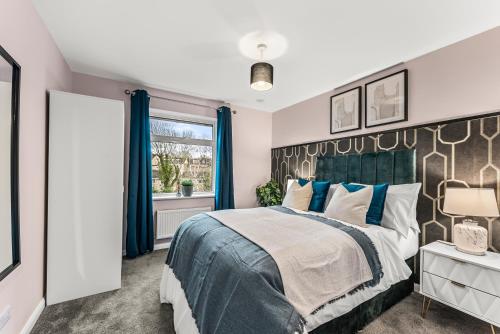 Katil atau katil-katil dalam bilik di Elegant Retreat in Cheltenham - Garden & Parking Included