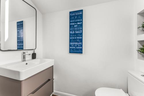 Bilik mandi di Elegant Retreat in Cheltenham - Garden & Parking Included