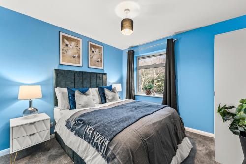 Katil atau katil-katil dalam bilik di Elegant Retreat in Cheltenham - Garden & Parking Included