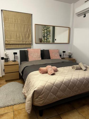 een slaapkamer met twee bedden en een spiegel bij Νεάπολη in Larisa