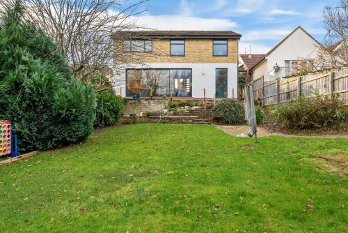 Taman di luar Elegant Retreat in Cheltenham - Garden & Parking Included