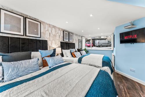 Katil atau katil-katil dalam bilik di Elegant Retreat in Cheltenham - Garden & Parking Included