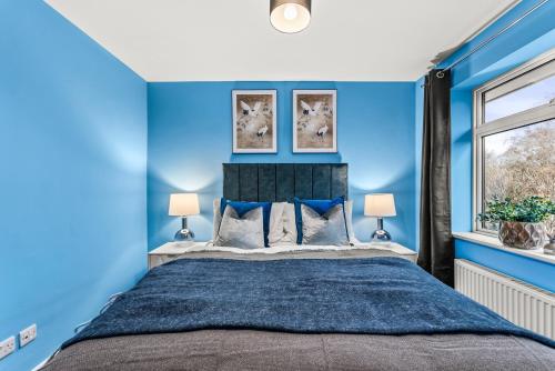 Katil atau katil-katil dalam bilik di Elegant Retreat in Cheltenham - Garden & Parking Included
