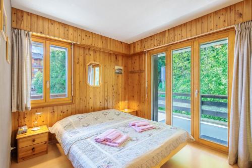 um quarto com uma cama com duas toalhas cor-de-rosa em Chaedoz 45 - 7 pers - au calme em Nendaz