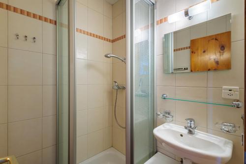 uma casa de banho com um chuveiro, um lavatório e um WC. em Chaedoz 45 - 7 pers - au calme em Nendaz