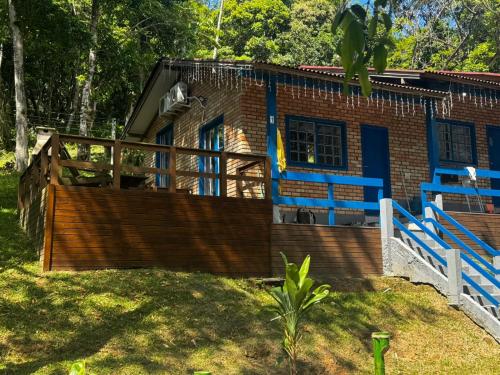 a house with a wooden fence in front of it at Villa Cabanas - Pé na areia in Governador Celso Ramos