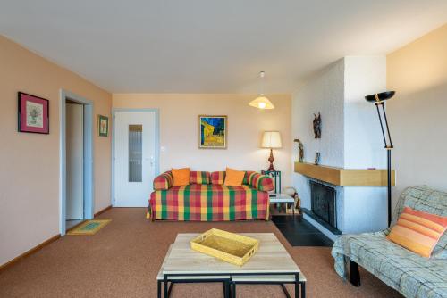 ein Wohnzimmer mit Couch und Kamin in der Unterkunft Panoramic E6 - 4 pers - pres des pistes in Nendaz