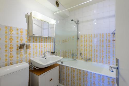 ein Badezimmer mit Waschbecken und Badewanne in der Unterkunft Panoramic E6 - 4 pers - pres des pistes in Nendaz