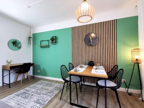 a dining room with a table and chairs at BohnApartments Junior SUITE Blume 14 - Nähe Dom - WLAN in Erfurt