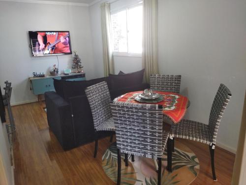 d'une salle à manger avec une table, des chaises et une fenêtre. dans l'établissement Century Hall, à Curitiba