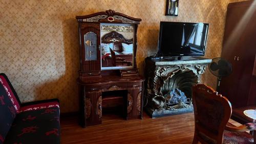 sala de estar con TV y chimenea en Hotel & Restaurant Com Viet en Oschatz