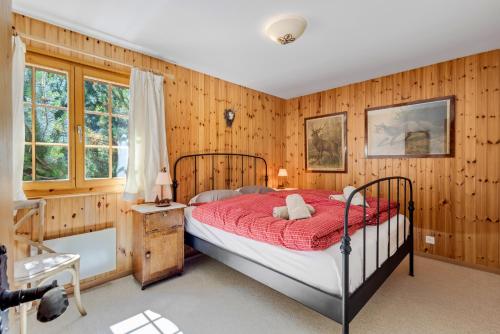 - une chambre avec un lit et une couette rouge dans l'établissement Gisele - 8 pers - pres des pistes, à Nendaz